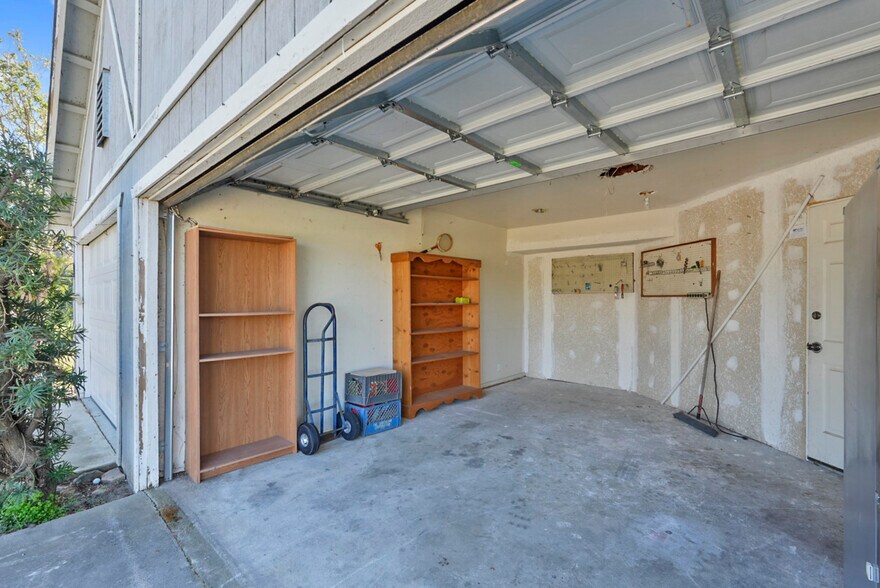 Building Photo - 5261 Elliott Ave
