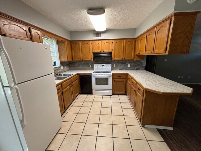 Building Photo - Discover this 3-bedroom, 2-bath home in Russellville, AR.