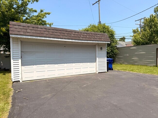 Building Photo - 13537 Cedar Rd