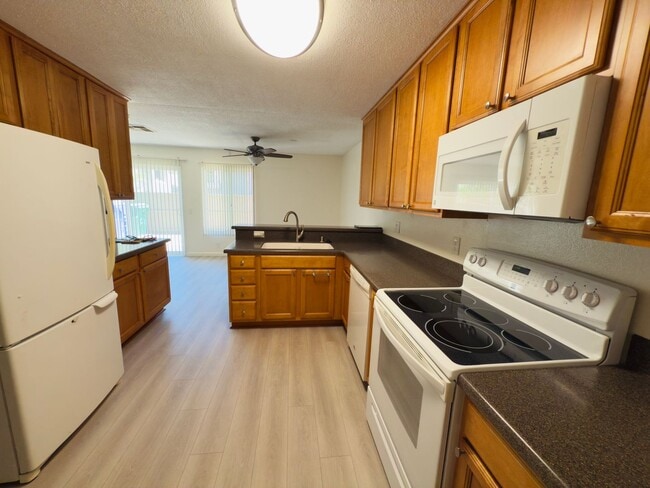 Building Photo - Charming 3-Bedroom Townhome Just Off the 5...