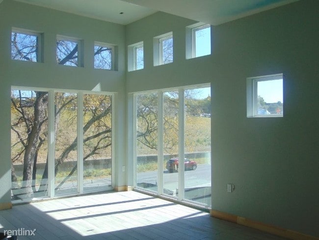 Building Photo - 2 br, 2 bath Apartment - 1800 S IH-35 SVRD SB