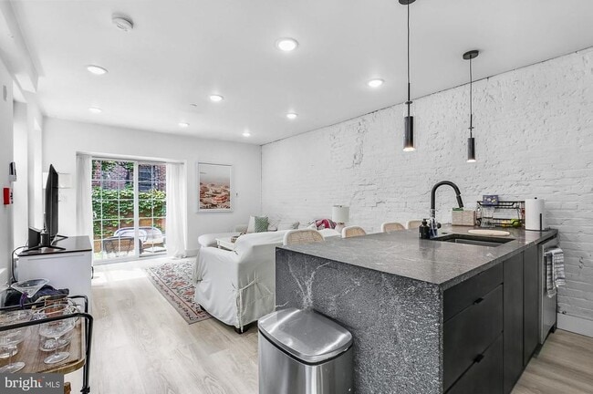 Building Photo - 2132 Pine St