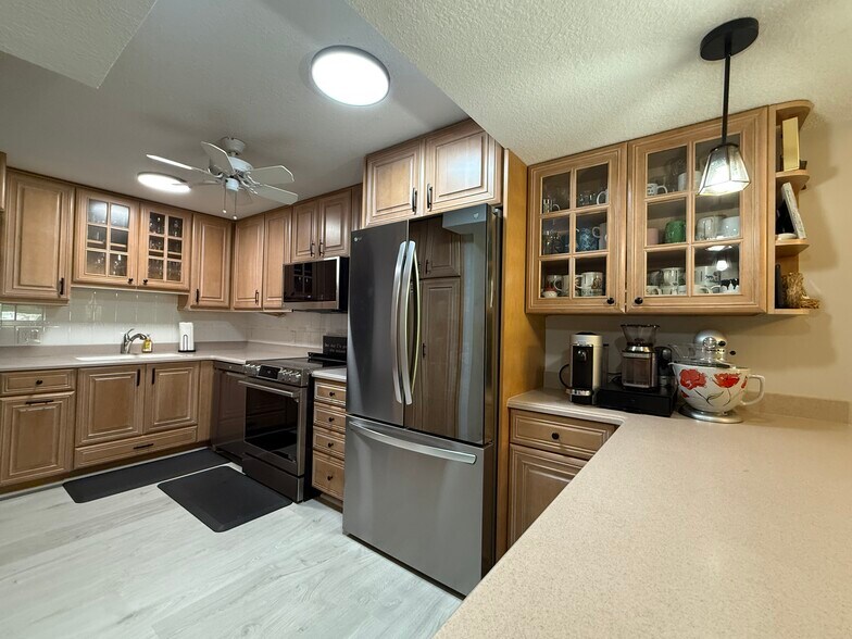 Kitchen - 386 Golfview Rd