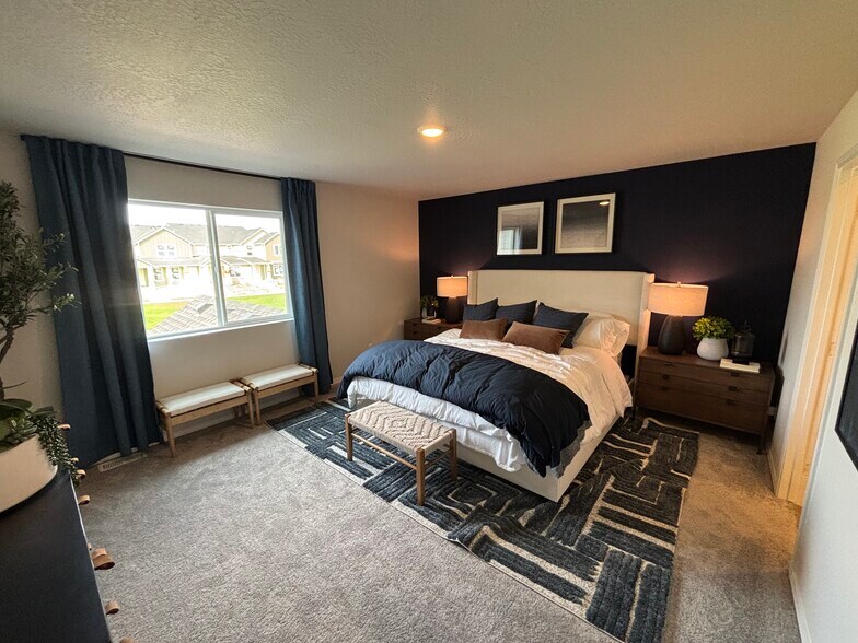 Large master bedroom - 94 E Spirea Ln