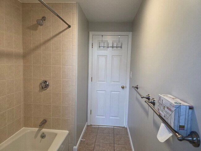 Building Photo - 284 School St