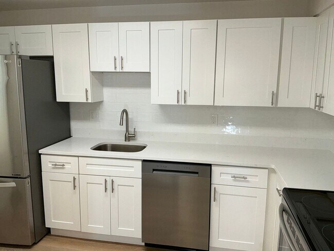 Building Photo - Very well maintained 3 bedroom 2 full 1 half bath town home located in the desired Stonebridge Co...