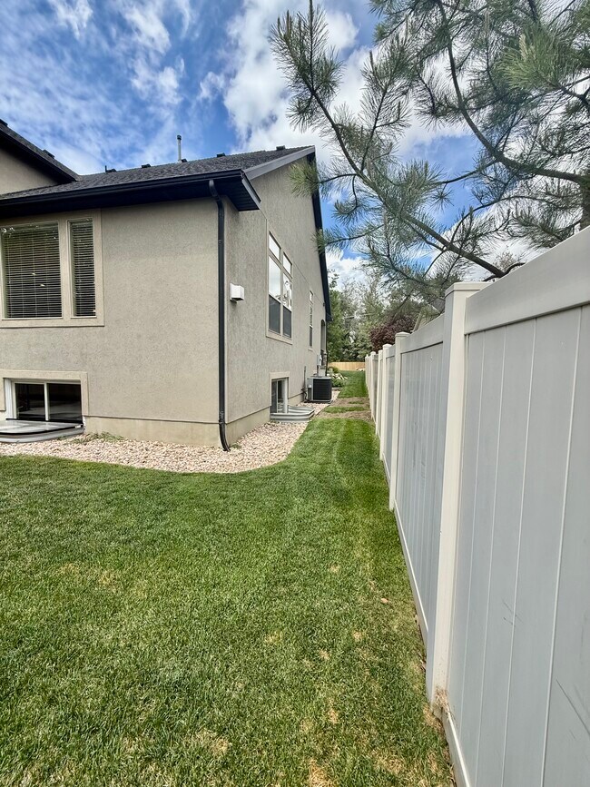 Building Photo - 2034 E 4500 S
