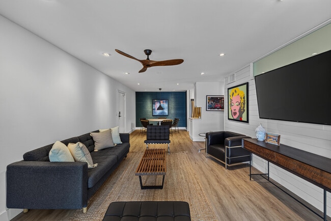 Building Photo - 6515 Bay Club Dr