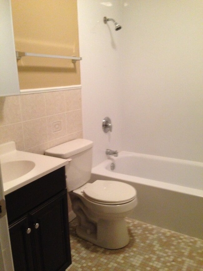 Building Photo - Cute! 2-Bedroom with walk-out basement!