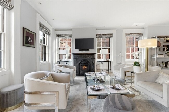 Building Photo - 50 River St