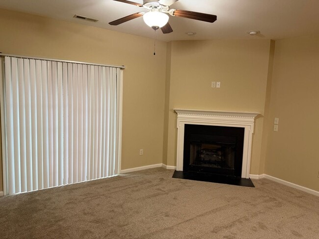 Building Photo - 2026 Highland Village Dr