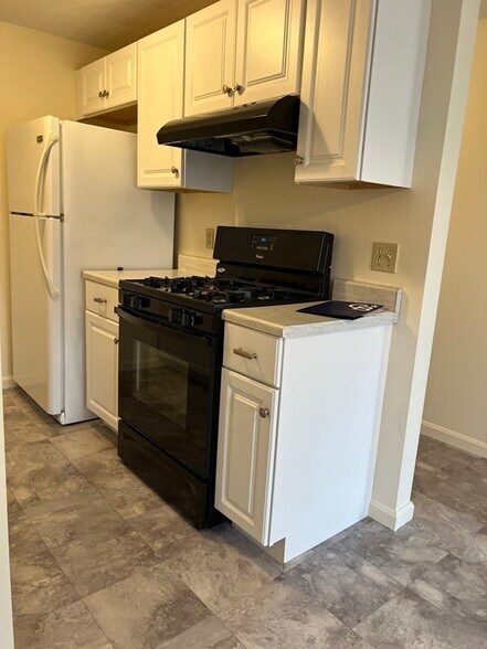 Building Photo - 16 Montvale Ave