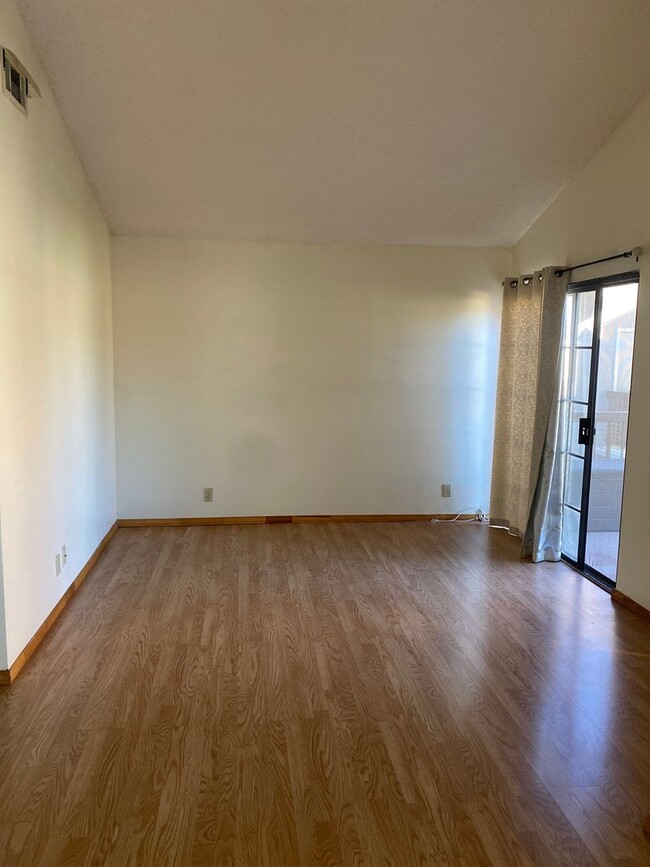 Building Photo - 2 bed, 1 bath Spring Time condo