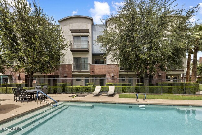 Building Photo - 525 W Lakeside Dr