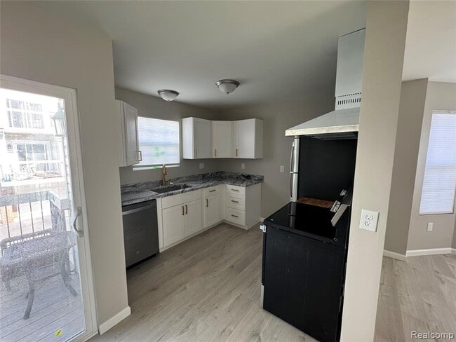 Building Photo - 115 Georgetown Square N