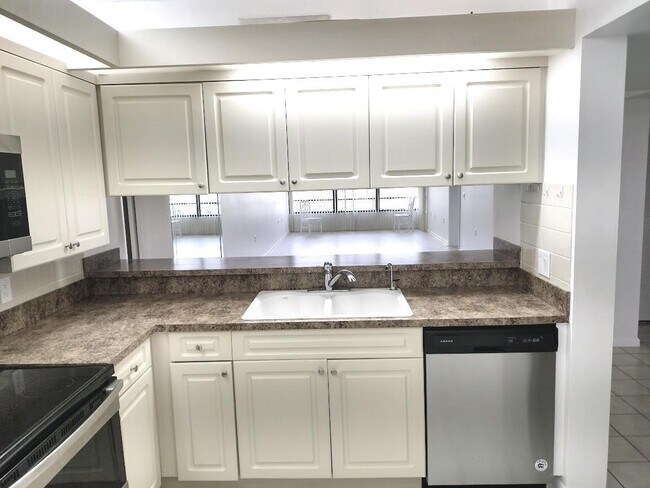 Building Photo - 3520 Whitehall Dr