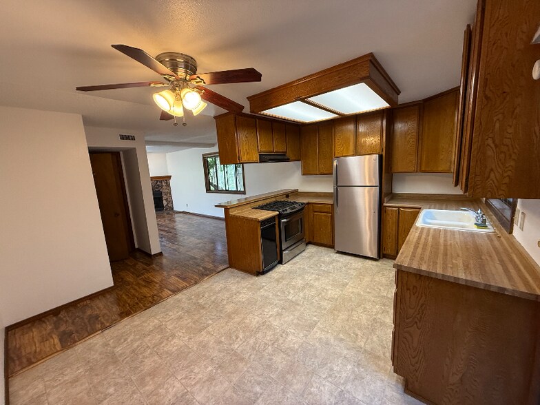 Building Photo - 804 Torrance St