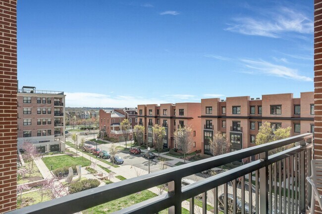 Building Photo - 701 Swann Ave