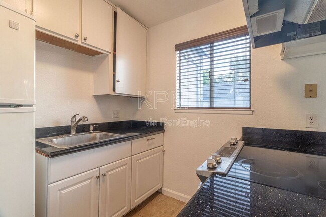 Building Photo - 445 Almond Dr