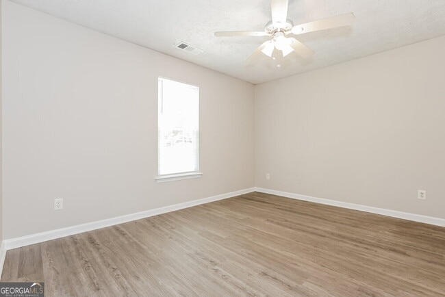 Building Photo - 6125 Pineneedle Dr SW