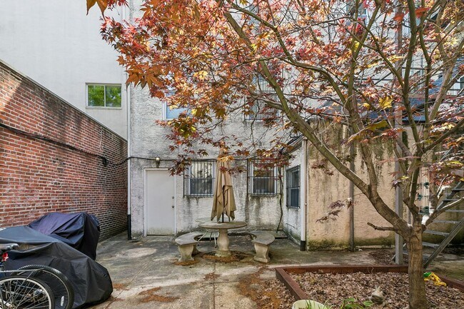 Building Photo - Well-maintained 2-bedroom, 1-bath bi-level apartment | Washington Square West