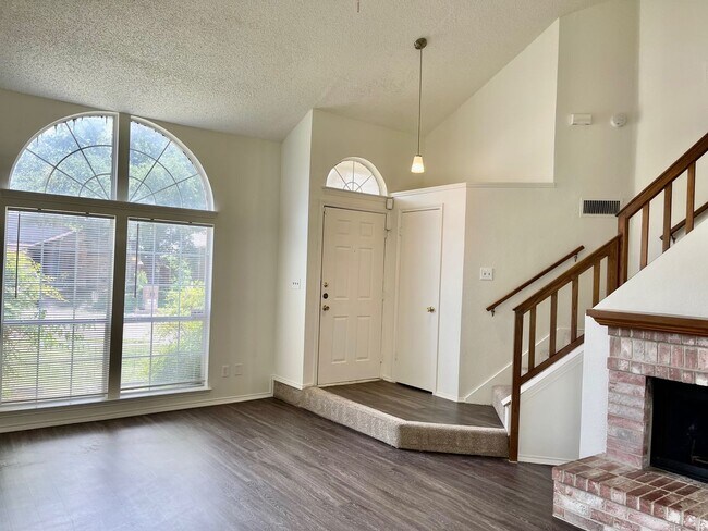 Building Photo - Nice 2 Story Home in Arlington ISD