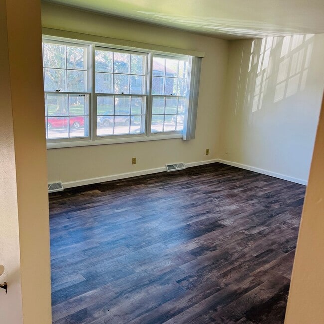 Building Photo - Beautifully remodeled 3 bedroom, 2 bath duplex in Royal Oaks Neighborhood
