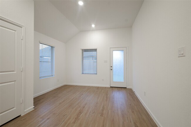 Building Photo - 27011 Aurora Gdn Ln