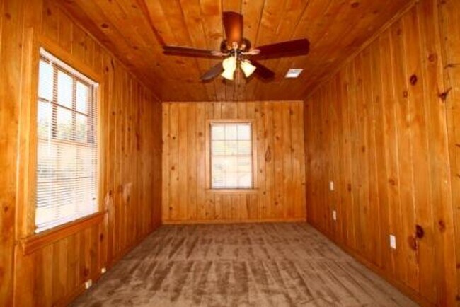 Building Photo - FOUR bedroom in Prime Location!