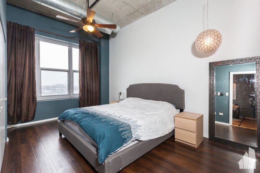 Building Photo - 933 W Van Buren St