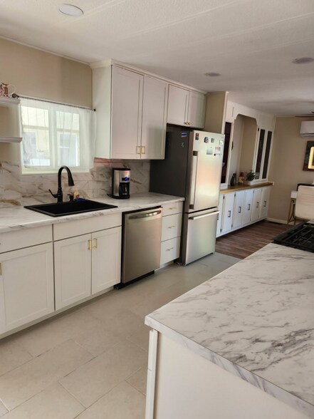 Building Photo - 1010 Palm Canyon Dr