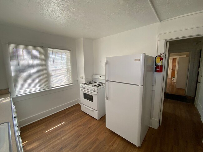 Building Photo - Spacious 3-Bedroom