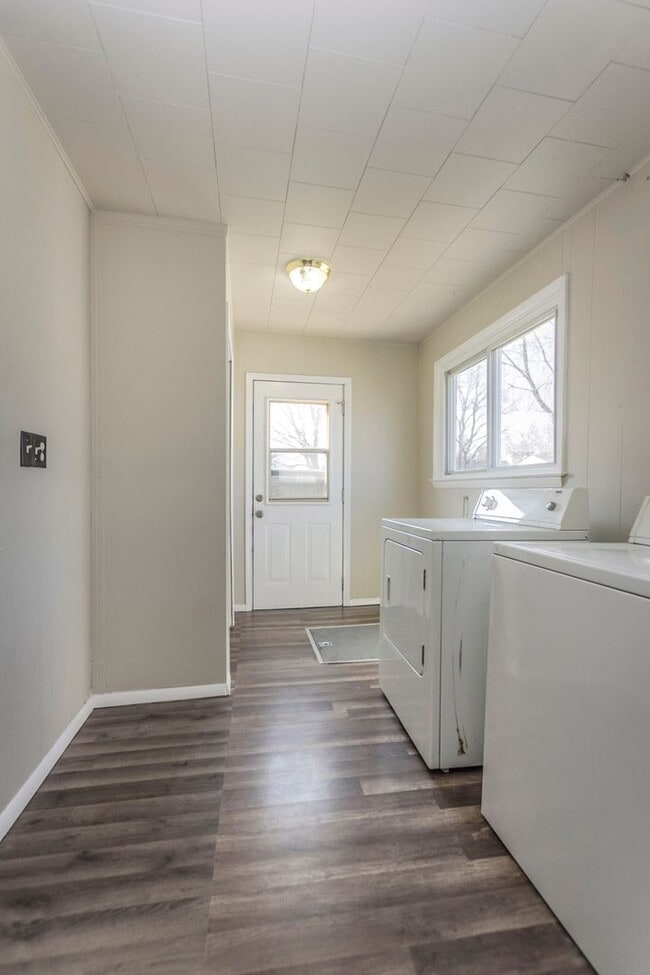 Building Photo - 3 bedroom 1 bath 2 Stall Garage