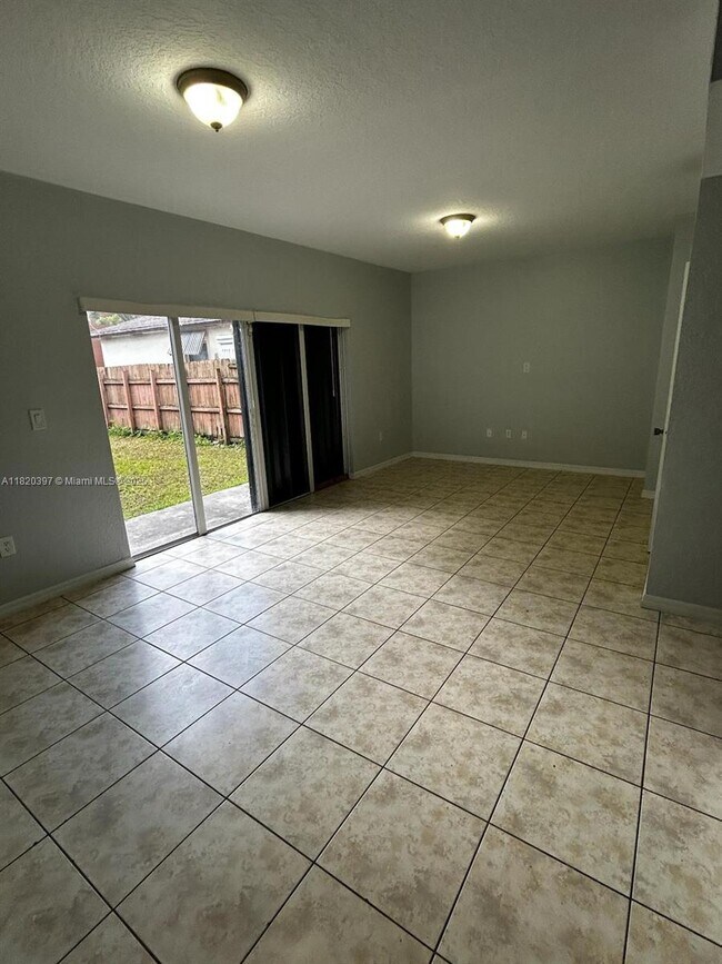 Building Photo - 865 SW 6th Ct