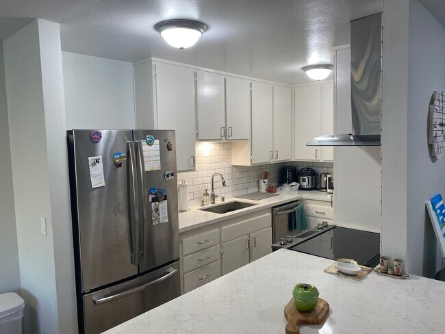 Building Photo - 6542 Ocean Crest Dr