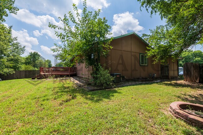 Building Photo - 2014 N Pine Grove St