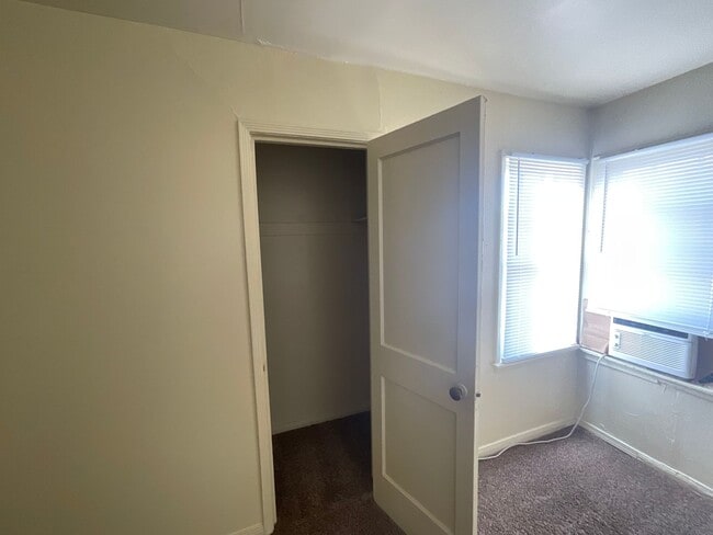 Building Photo - 1bed 1 bath Duplex