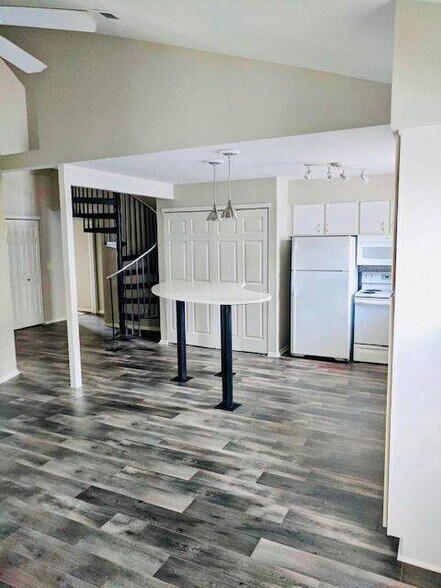 Building Photo - 630 S Sherwood St