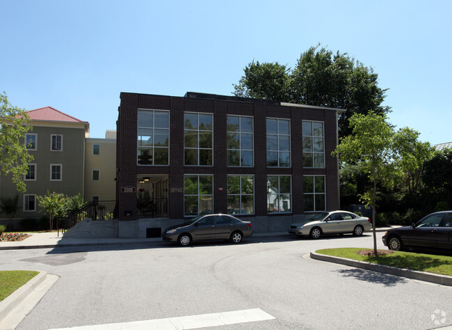 Building Photo - Radcliffe Manor