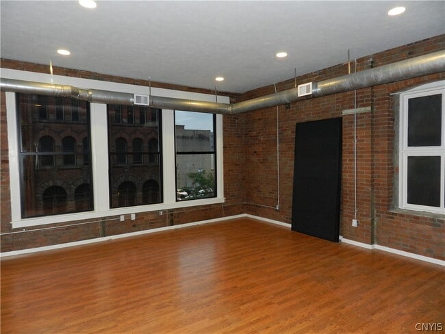 Building Photo - 317 S Clinton St