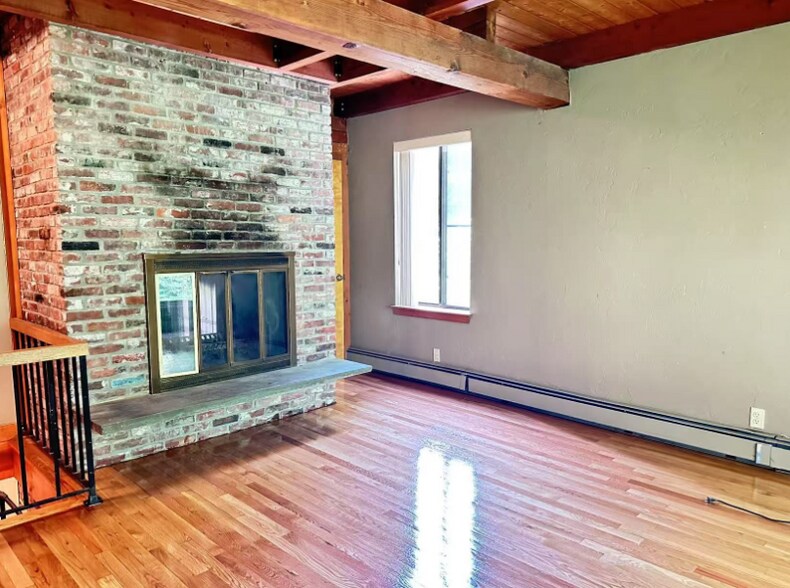Building Photo - 40 Laurelwood Dr