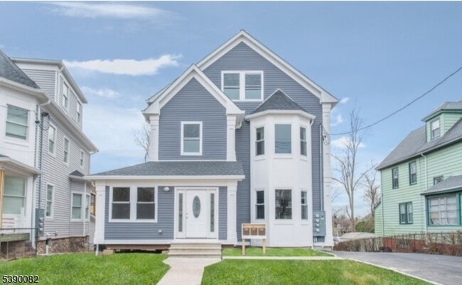 Building Photo - 57 Elm St