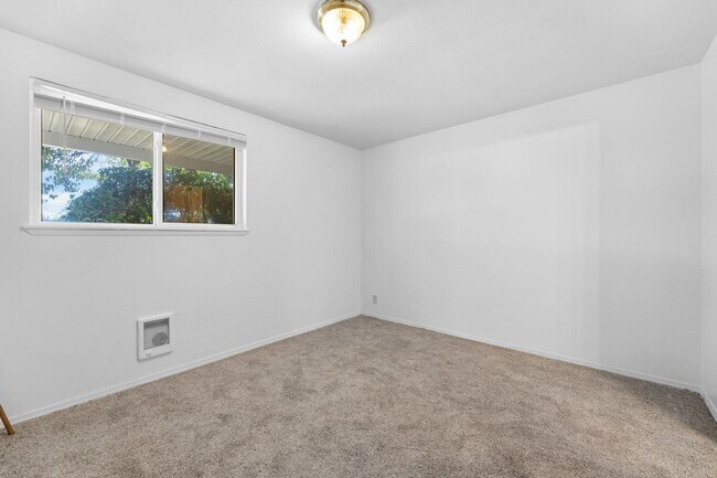 Building Photo - Cunningham Duplex