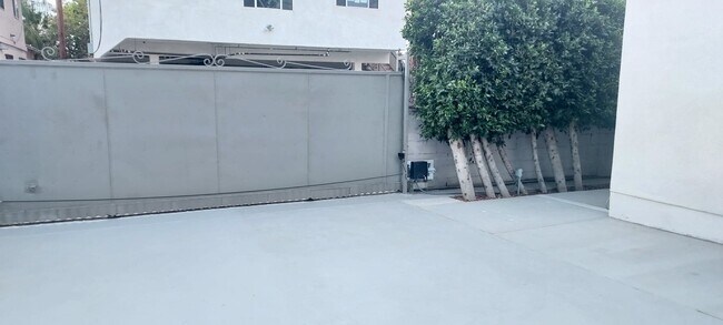 1 gated parking spot - 549 W Avenue 26