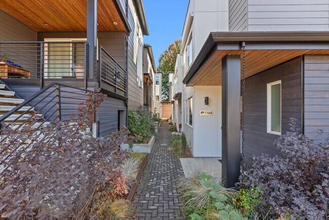 Building Photo - Stunning Othello Park Designer Townhome with Air Conditioning