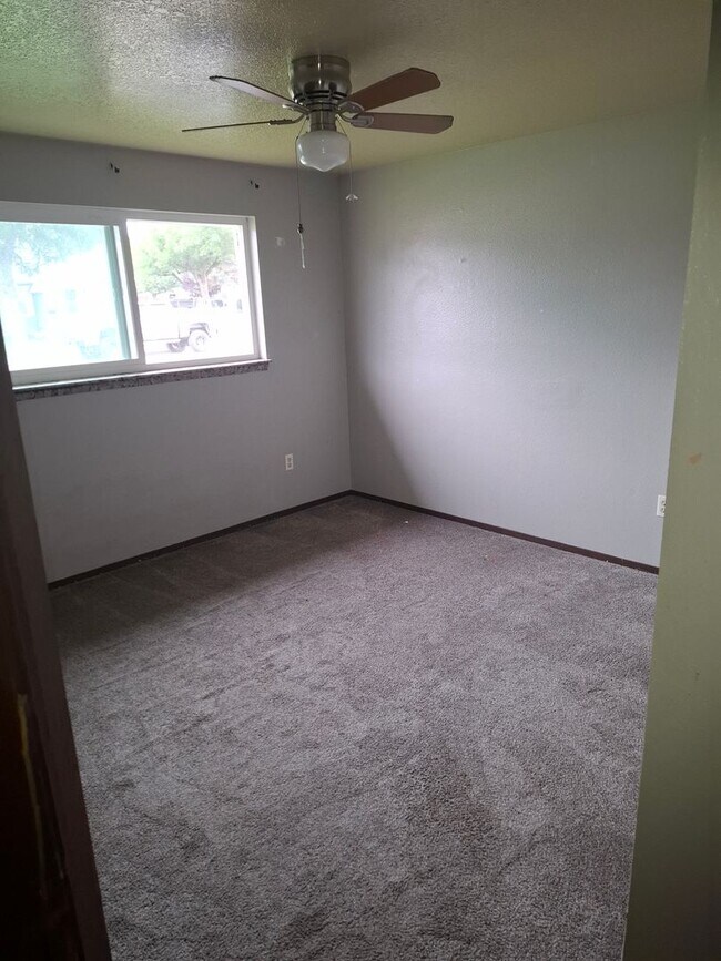 Building Photo - 3 Bed, 2 bath house with  carport