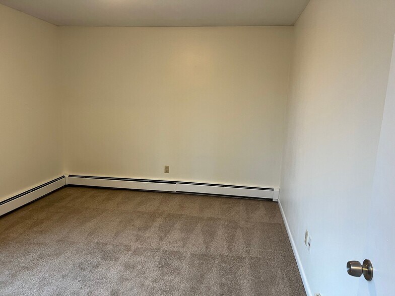 Building Photo - 2025 E Greenwich Ave