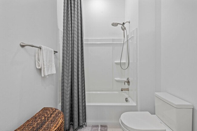 Building Photo - Newer Single Story 5 Bedroom 3 Bath Home in Vail