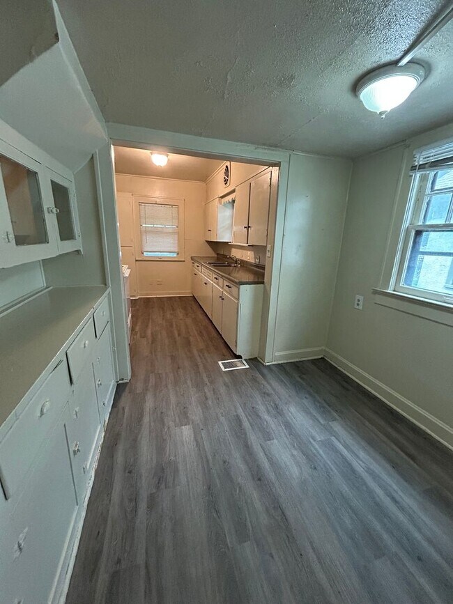 Building Photo - 3 BED 1.5 BATH HOME near UMKC! $1700.00!!!