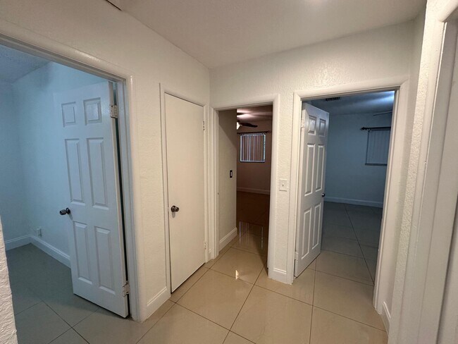 Building Photo - 104 NE 16th Ave